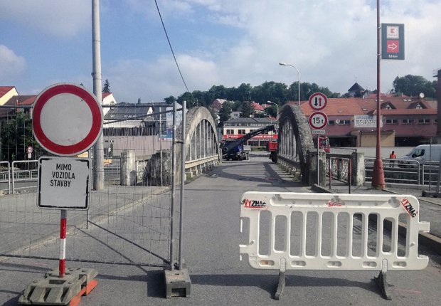 Občanská iniciativa Za Náměstí: demolice historického mostu přes řeku Balinku