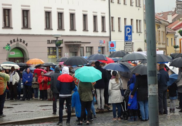 Meziříčští se přidali k demonstrantům. Žádají demisi Benešové i Babiše