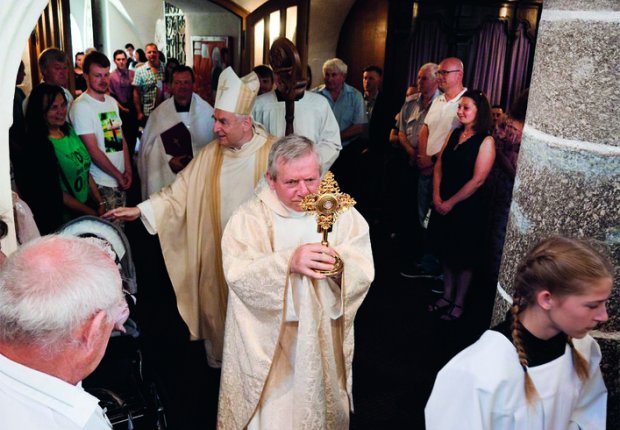 Ve Velké Bíteši uložili relikviář s ostatky sv. Jana Pavla II. Získat ho pomohli dobrovolní hasiči