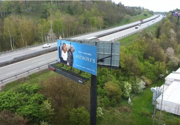 Odmítli odstranit zakázané billboardy u D1 