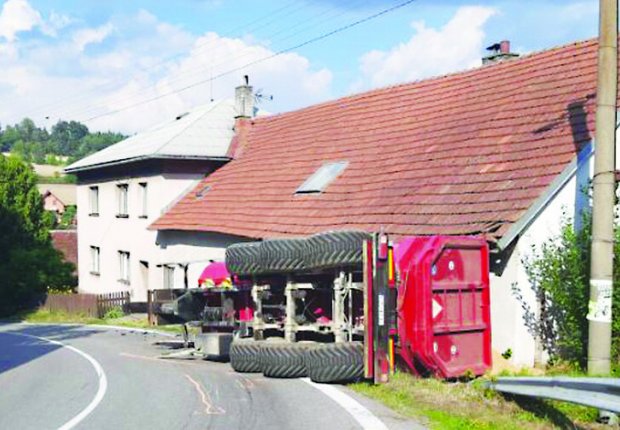 Traktor s vlekem pšenice se převrátil na dům